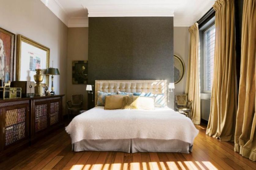 W sypialni zabawa w udawanie . Za ścianą ukryła się garderoba, krzesła obite są sztuczną skurą krokodyla.