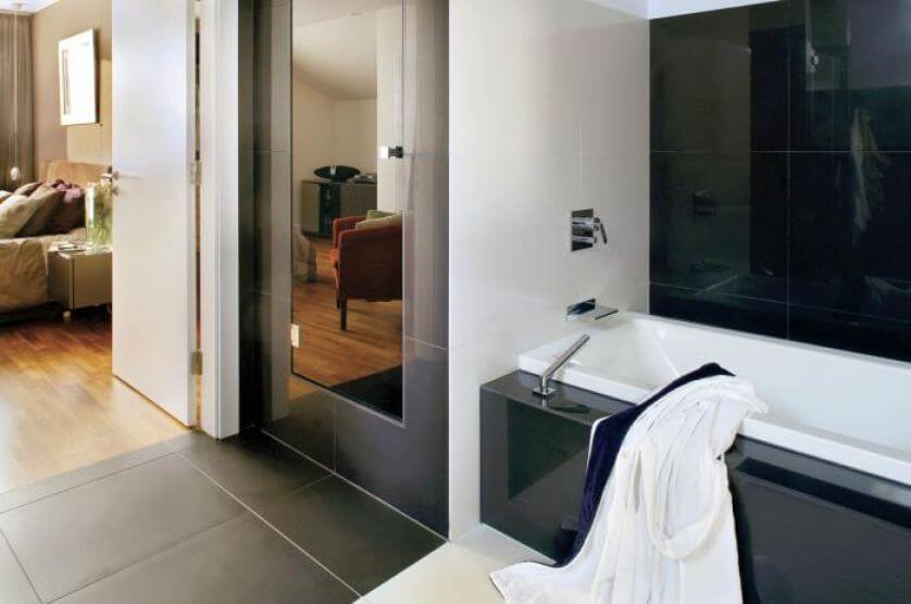 Z łazienki do sypialni. Apartament nie na sprzedaż