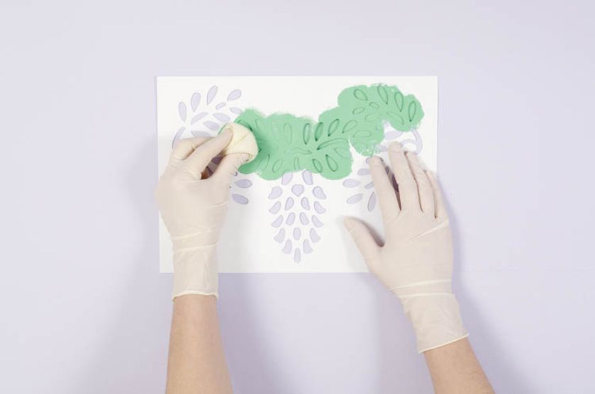 Zaczynamy o namalowania jasnozielonym kolorem liści. Potem ciemniejszą farbą podmalowujemy ich części.