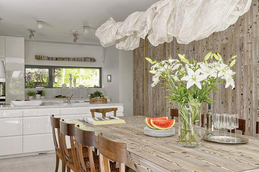 Belka nad oknem nie jest wcale dziełem sztuki tylko pozostałościa po remoncie, który prezentuje się nadzwyczaj interesująco.