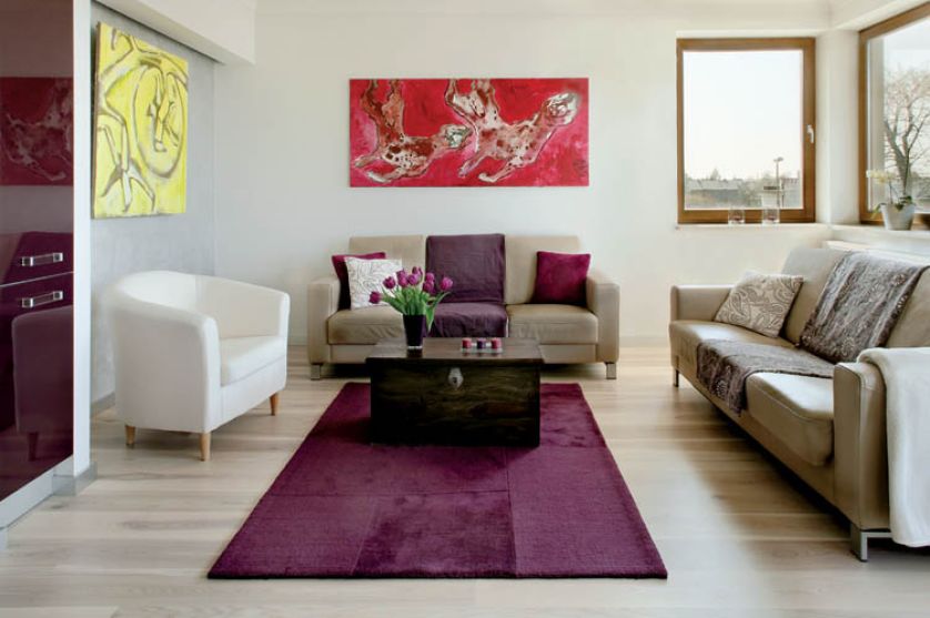 Biel, czerń, szarość i bakłażanowe dodatki - jedynym odstępstwem od tej kolorstyki są obrazy.