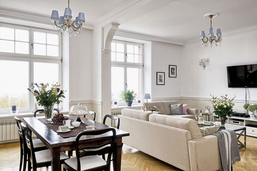 Ciemny stół jest w salonie mocnym akcentem.