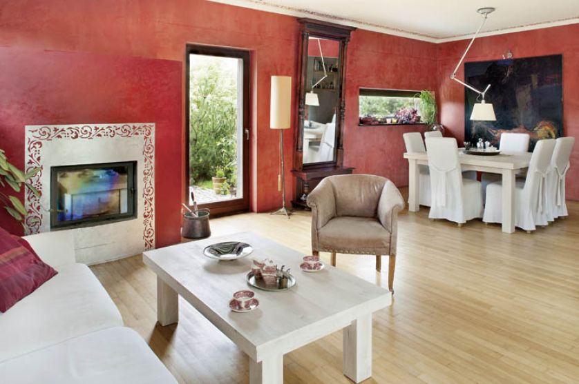 Dekoracja kominka to reliefowe czary-mary. Przypomina rozpiętą misterną koronkę, a powstała za pomocą