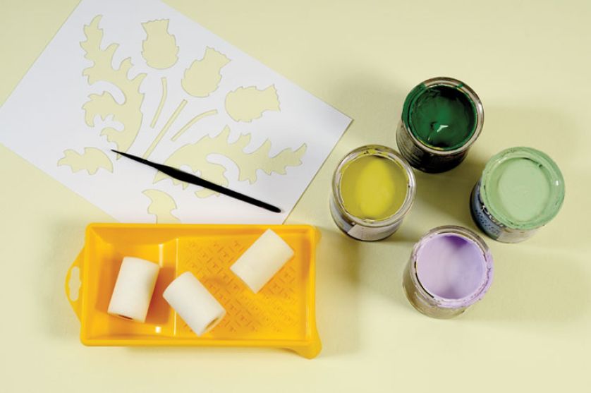 Farby i tampony z gąbki. Kłujący oset