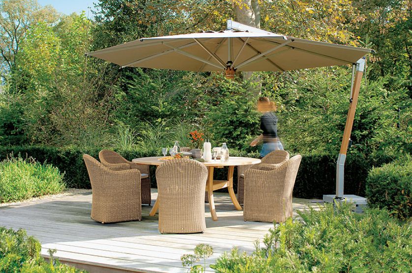 Fotel Bali, cena 1672 zł, stół Siena z drewna teakowego – 7132 zł, parasol Capri – 10 076 zł. Decolor