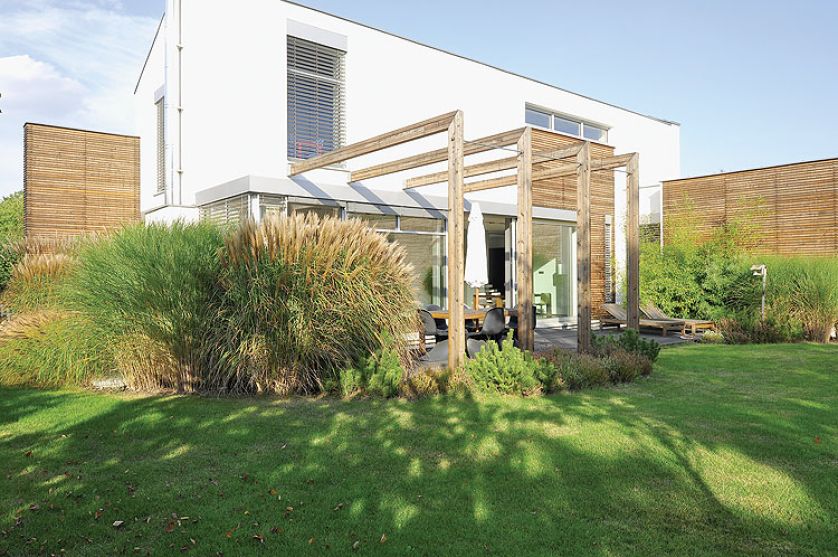 Gospodyni sama dba o ogród. Kosi trwanik, przycina żywopłot i tnie trawy.