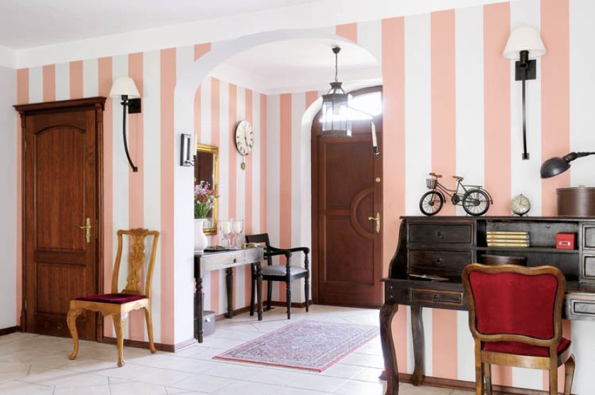 Hol jest rozległy, bo Monika i Robert uwielbiają tańczyć i gdy pojawiają się goście, hol zamienia się w dance floor.