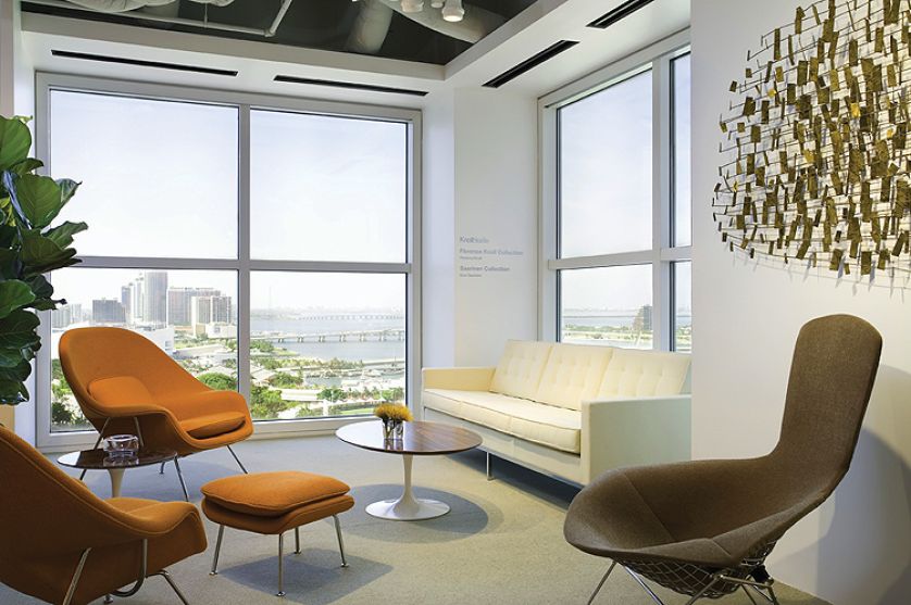 Ikony dizajnu: Bird Chair Harry’ego Bertoi z 1952 r. i Executive Arm Chair Eero Saarinena z 1950 r.