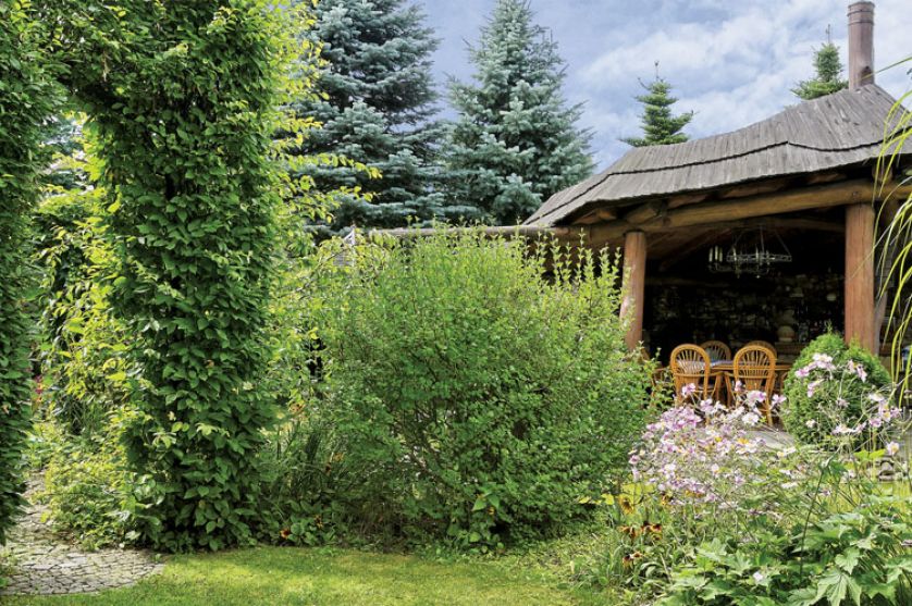 Letni pokój nad stawikiem. Ogród urządzony z pasją