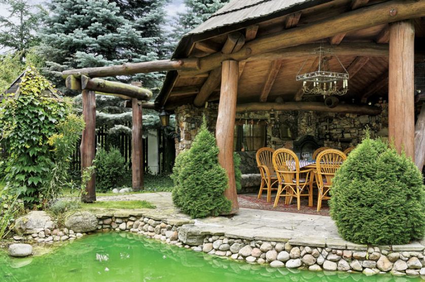 Letni pokój nad stawikiem. Ogród urządzony z pasją