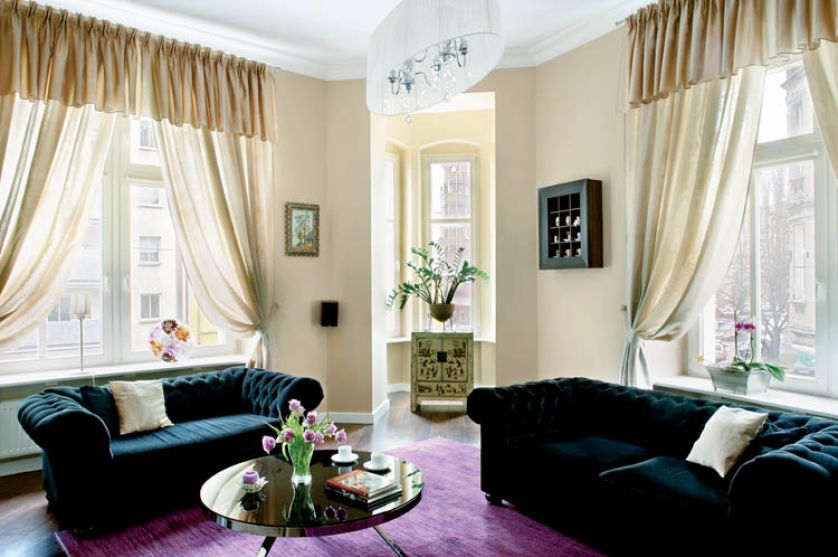 Miły akcent w salonie to wisząca szafka z przegródkami. Wędrują tam wyszukane na pchlim targu filiżanki Rosenthala.