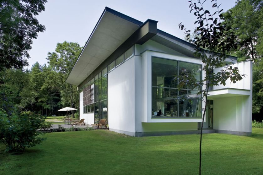 Modernistyczny dom z dekoracjami z faszyny.