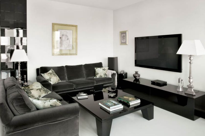 Na ścianach delikatne, wysmakowane obrazy: Wodyński, Nikifor, akwarele Fałata.