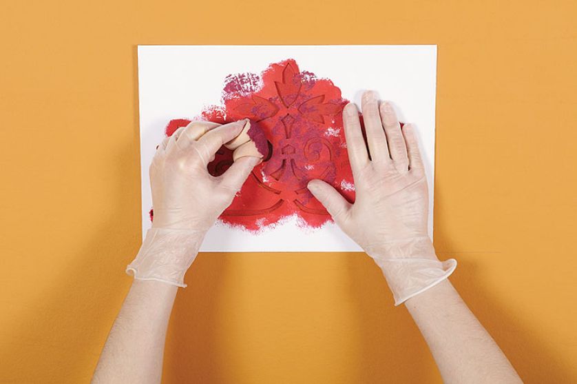 Nakładanie farby przez szablon. Wiktoriański wzór