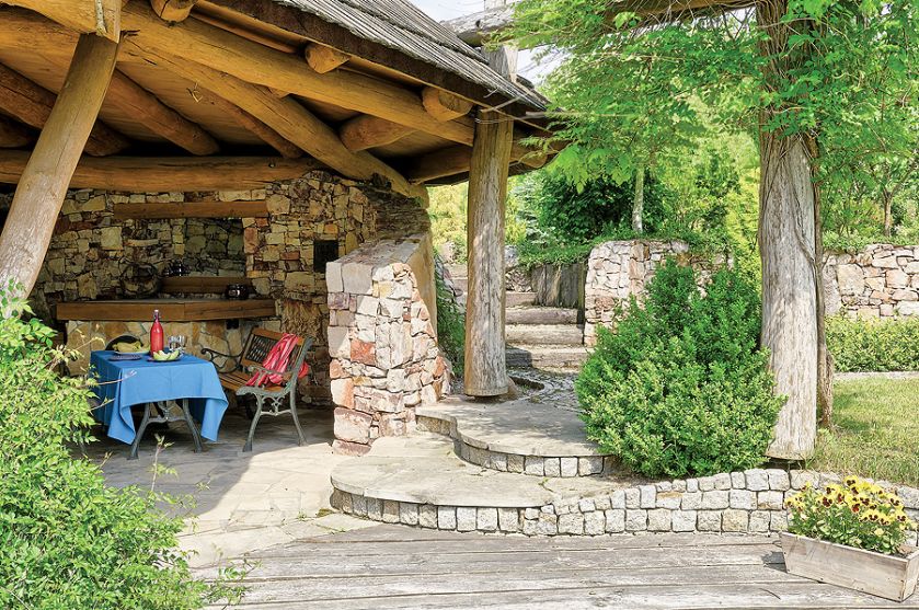 Ogród ze stawem, altankami i ławeczkami do dumania.