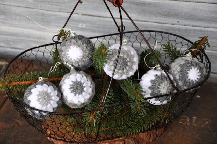 Piękne tradycyjne dekoracje bożonarodzeniowe zrobione na szydełku. Pomysłowy wianek świąteczny to także wspaniały pomysł na
