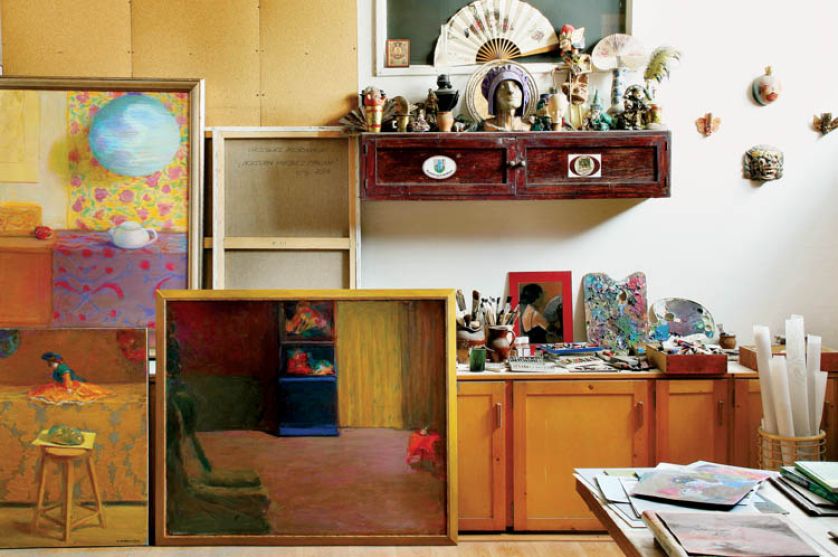 Półki pracowni zapełniają maski, wachlarze, lalki, zabawki. Potem te bajkowe rekwizyty trafiają na płótna.