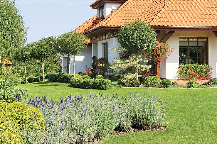 Pomysł na dom zrodził się podczas wakacji nad morzem. Jest spokojny, w kolorach piasku, z