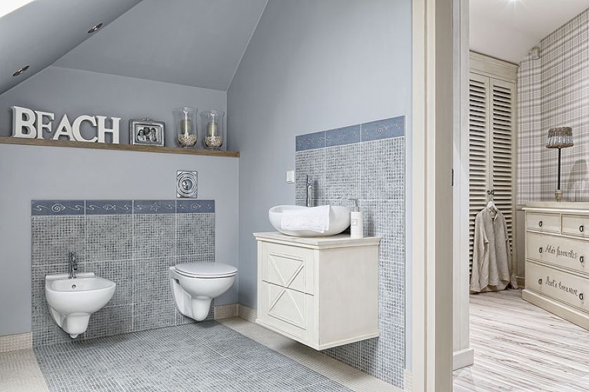 Pomysł na dom zrodził się podczas wakacji nad morzem. Jest spokojny, w kolorach piasku, z