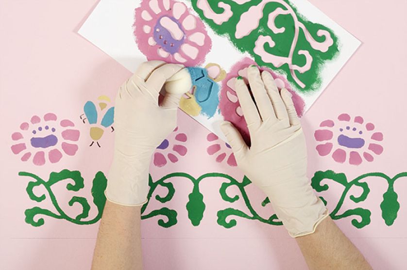 Proponujemy wersję z lekkim przymrużeniem oka – nad każdym kwiatem lata pszczoła.