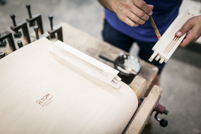 Ręczna praca przy produkcji mebli TON jest ważna na każdym etapie.