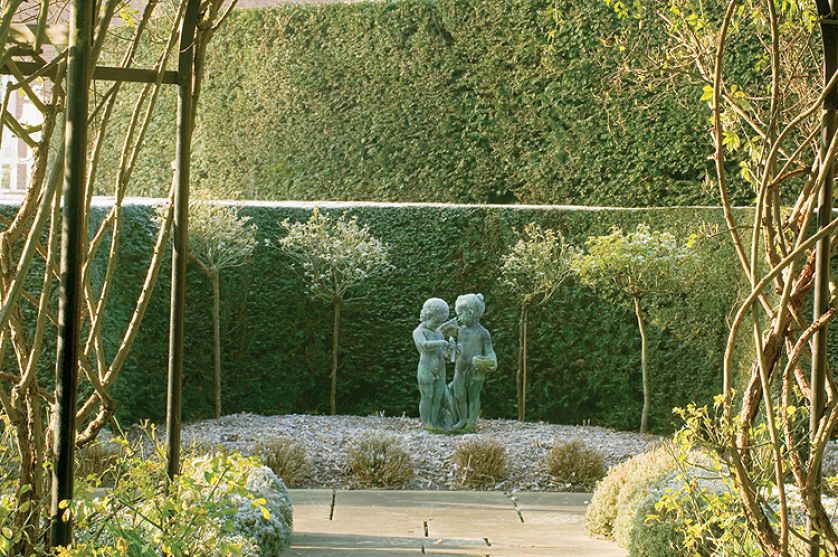 Rzeźba w ogrodzie. Ogród w zimowym śnie