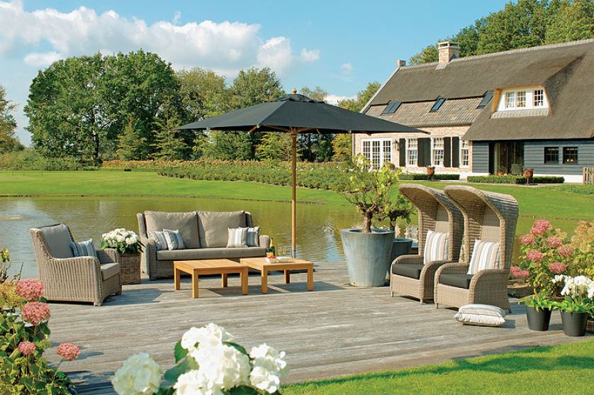 Sofa – 7972 zł i fotel za 4192 zł. Fotel plażowy Sardegna – 5032 zł, parasol St. Tropez – 3776 zł. Decolor