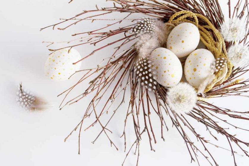 stroik świąteczny z naturalnych gałązek i piórek