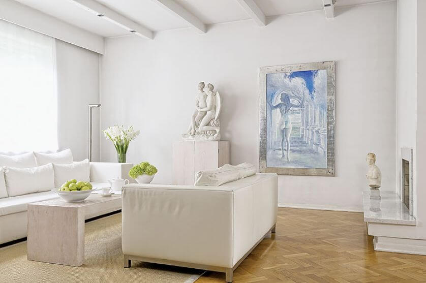 Szeroka sofa pod okiem (Balthus) przyjechała z Niemiec.