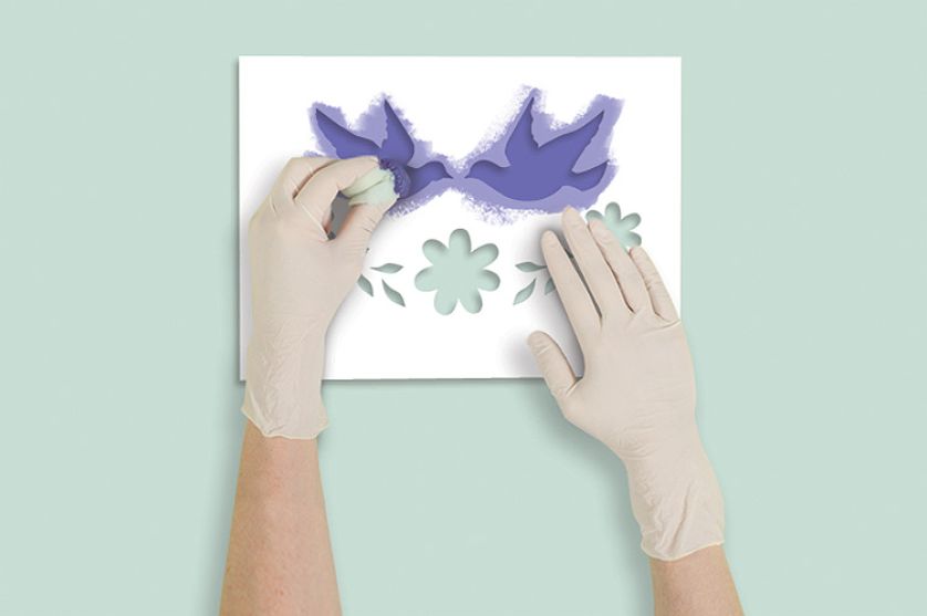 Używamy szablonu i gąbki do malowania.