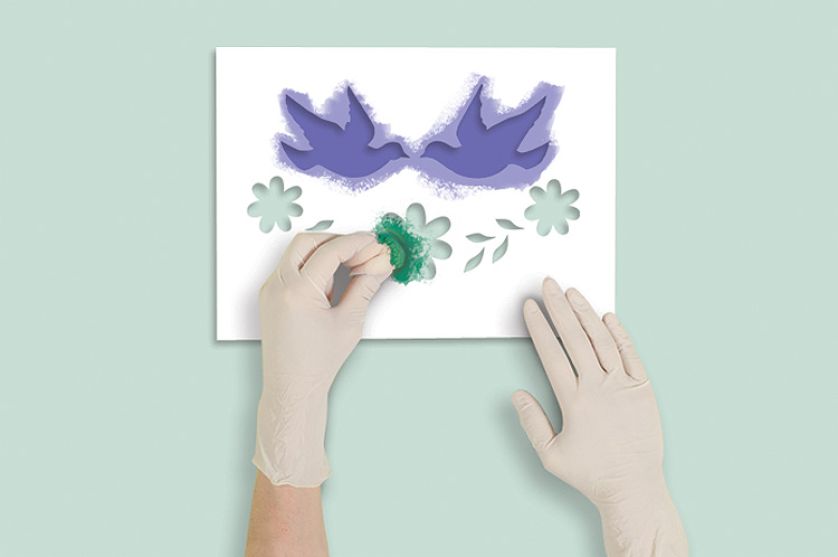 Używamy szablonu i gąbki do malowania.