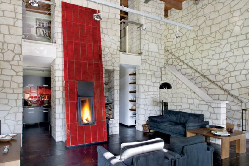 W salonie stoi kultowa lampa Coupe projektu Joe Colombo z 1967 roku. Można ją kupić w sklepie Casanova w Warszawie.