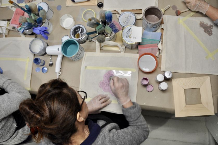 Czytelniczki Werandy na warsztatach malowania