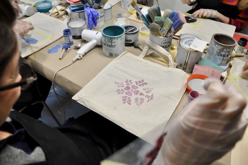 Czytelniczki Werandy na warsztatach malowania