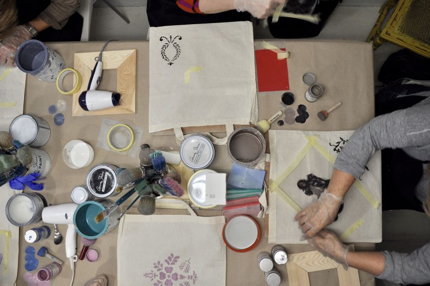 Czytelniczki Werandy na warsztatach malowania