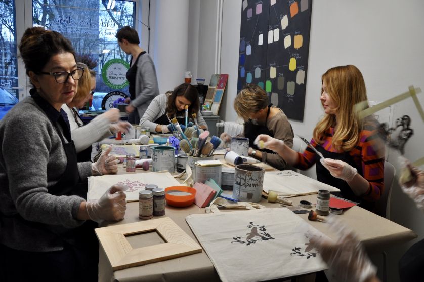 Czytelniczki Werandy na warsztatach malowania