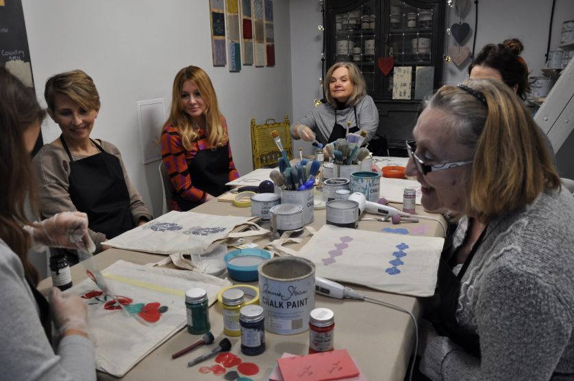 Czytelniczki Werandy na warsztatach malowania