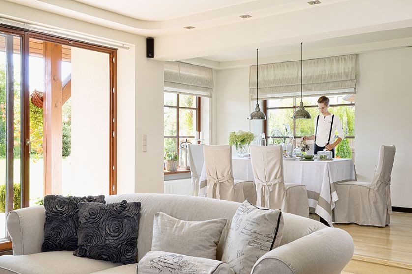 Wielki stół przy którym spotyka sie cała rodzina.