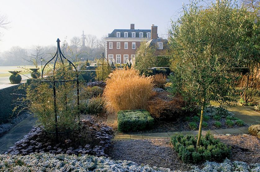 Winfield House otoczony zimowym ogrodem.