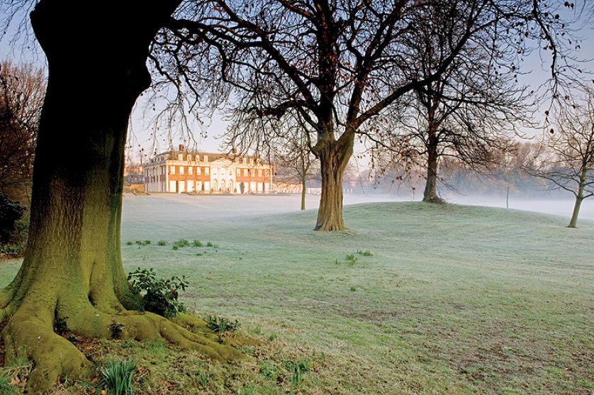 Winfield House otoczony zimowym ogrodem.