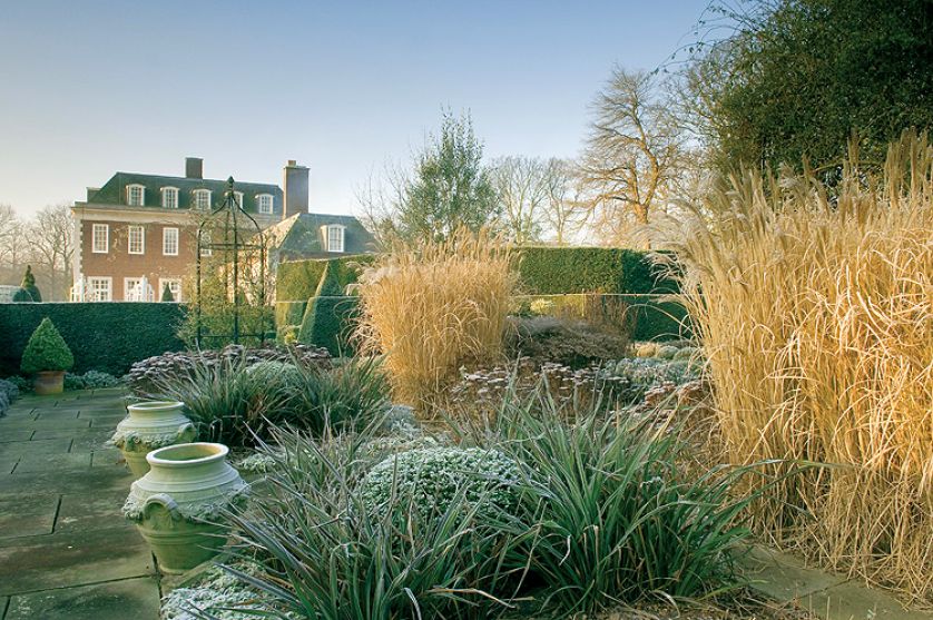 Winfield House otoczony zimowym ogrodem.