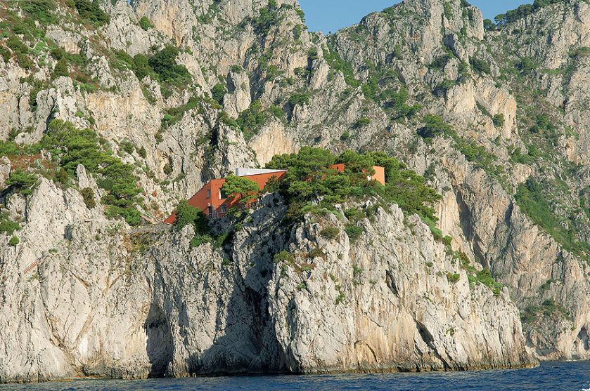 Z centrum wyspy trzeba przez 1,5 godziny wędrować po skalistym klifie.