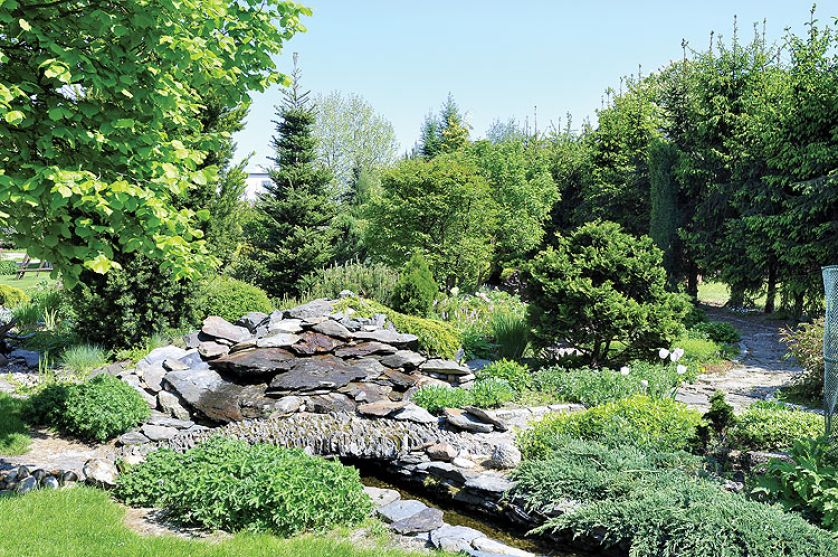 Z kamieni zbudowano koryta strumieni prowadzących wodę do stawu. Z wielkich głazów powstała romantyczna grota.