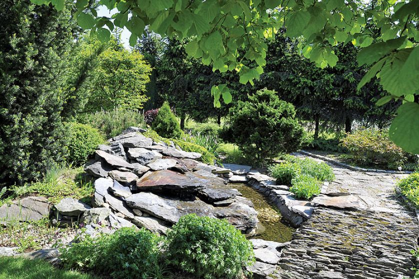 Z kamieni zbudowano koryta strumieni prowadzących wodę do stawu. Z wielkich głazów powstała romantyczna grota.
