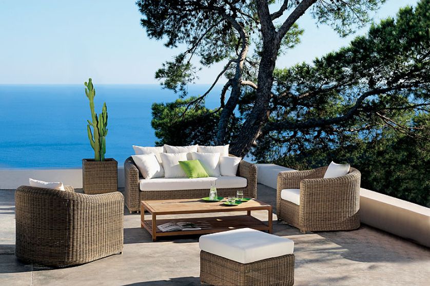 Z wytrzymałej plecionki odpornej na słońce i deszcz: fotel – 5682 zł, sofa – 3586 zł, podnóżek – 3097 zł. Decolor