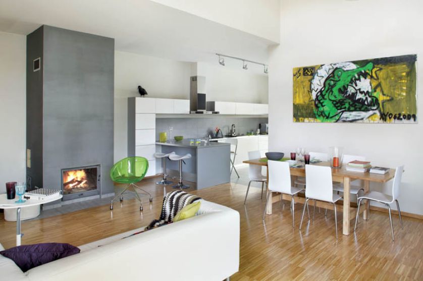 Żadnego egzotycznego drewna. Na podłodze leży dębina. Zielone krzesło to prezent od przyjaciół.