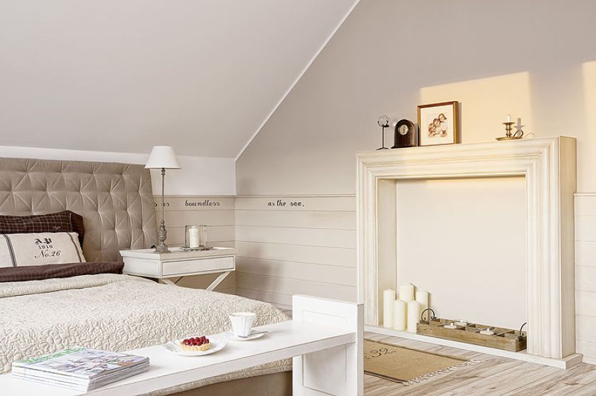 Zamiast kominka miejsce na świece. Dom w stylu american beach