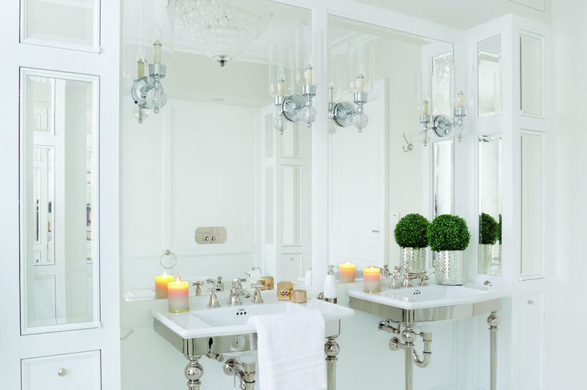 Biała łazienka ze srebrnymi dodatkami