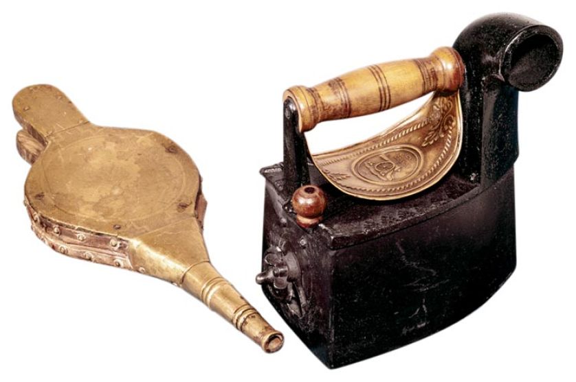 Żelazko na węgiel, z dmuchawą, która podtrzymywała w środku wysoką temperaturę, fot. Forum