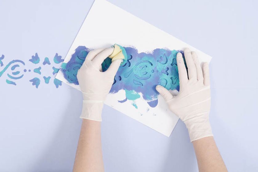 Aby namalować bordiurę, przesuwaj szablon wzdłuż wyznaczonej na początku linii. Za każdym razem upewnij się,